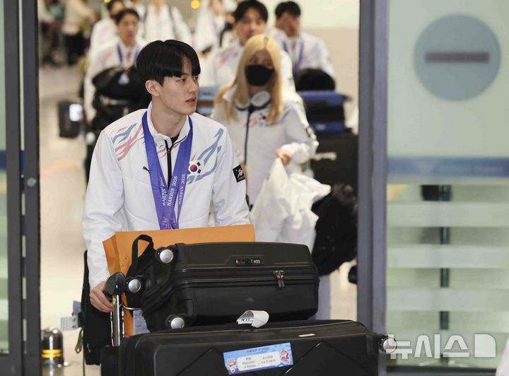 [인천공항=뉴시스] 김근수 기자 = 2025 하얼빈 동계아시안게임에 참가한 쇼트트랙 장성우가 10일 인천국제공항 제1여객터미널 입국장으로 귀국하고 있다. 2025.02.10. ks@newsis.com