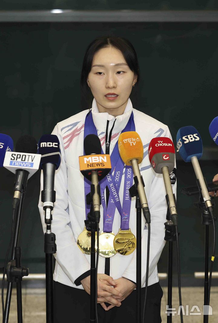 [인천공항=뉴시스] 김근수 기자 = 2025 하얼빈 동계아시안게임에서 3관왕을 차지한 쇼트트랙 최민정이 10일 인천국제공항 제1여객터미널 입국장에서 귀국 인터뷰를 하고 있다. 2025.02.10. ks@newsis.com