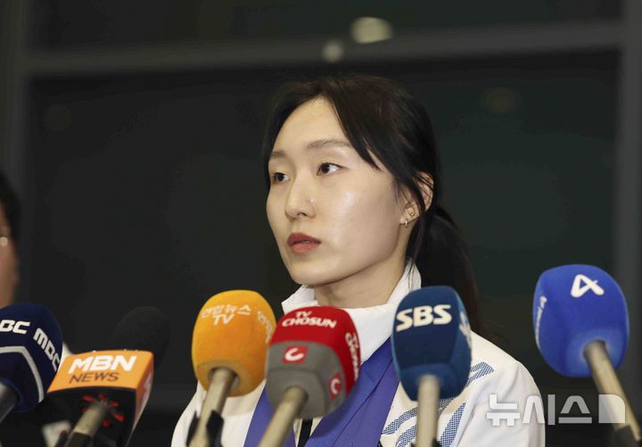 [인천공항=뉴시스] 김근수 기자 = 2025 하얼빈 동계아시안게임에서 3관왕을 차지한 쇼트트랙 최민정이 10일 인천국제공항 제1여객터미널 입국장에서 귀국 인터뷰를 하고 있다. 2025.02.10. ks@newsis.com