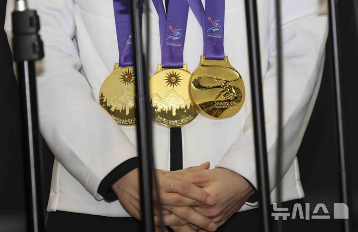 [인천공항=뉴시스] 김근수 기자 = 2025 하얼빈 동계아시안게임에서 3관왕을 차지한 쇼트트랙 최민정이 10일 인천국제공항 제1여객터미널 입국장에서 진행된 인터뷰에서 금메달 3개를 목에 걸고 있다. 2025.02.10. ks@newsis.com