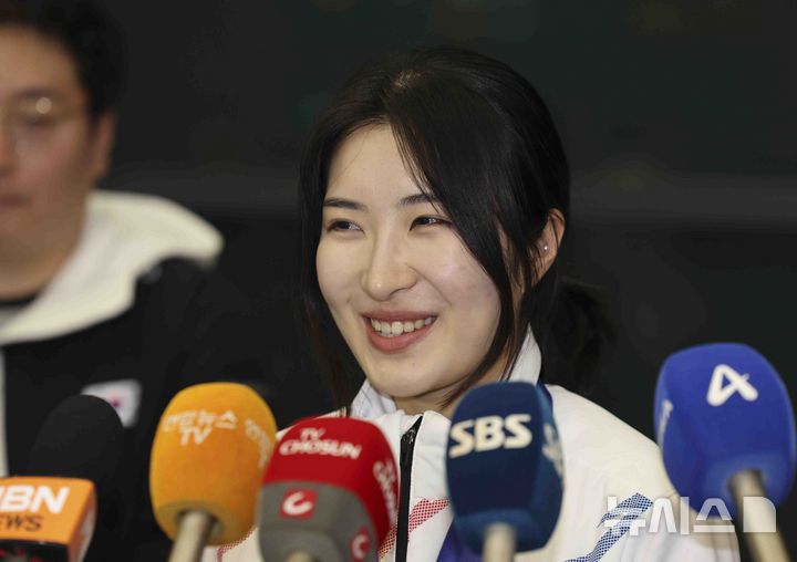 [인천공항=뉴시스] 김근수 기자 = 2025 하얼빈 동계아시안게임에 참가한 쇼트트랙 김길리가 10일 인천국제공항 제1여객터미널 입국장에서 인터뷰를 하고 있다. 2025.02.10. ks@newsis.com