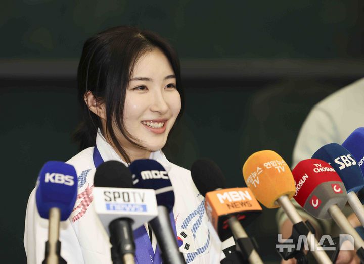 [인천공항=뉴시스] 김근수 기자 = 2025 하얼빈 동계아시안게임에 참가한 쇼트트랙 김길리가 10일 인천국제공항 제1여객터미널 입국장에서 인터뷰를 하고 있다. 2025.02.10. ks@newsis.com