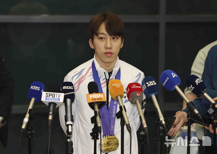 [인천공항=뉴시스] 김근수 기자 = 2025 하얼빈 동계아시안게임에 참가한 쇼트트랙 박지원이 10일 인천국제공항 제1여객터미널 입국장에서 인터뷰를 하고 있다. 2025.02.10. ks@newsis.com