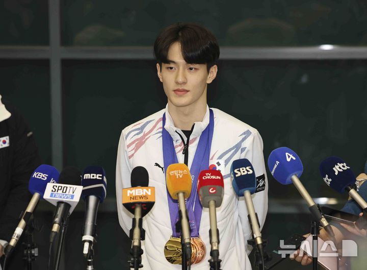 [인천공항=뉴시스] 김근수 기자 = 2025 하얼빈 동계아시안게임에 참가한 쇼트트랙 장성우가 10일 인천국제공항 제1여객터미널 입국장에서 인터뷰를 하고 있다. 2025.02.10. ks@newsis.com