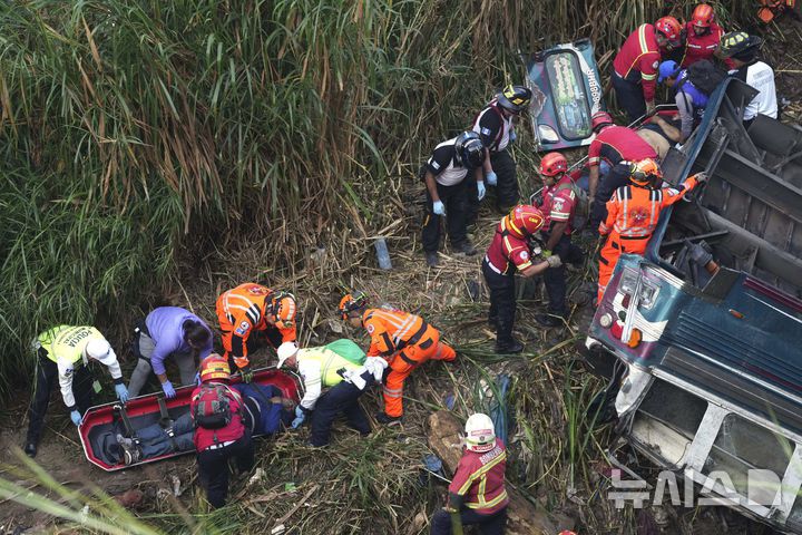 [과테말라시티=AP/뉴시스] 10일(현지 시간) 과테말라 수도 과테말라시티 외곽 버스 추락 현장에서 소방구조대가 작업하고 있다. 이날 새벽 70여 명이 탑승한 버스가 다리를 지나다가 수십 미터 아래 하천으로 추락해 지금까지 51명이 숨진 것으로 알려졌다. 2025.02.11.