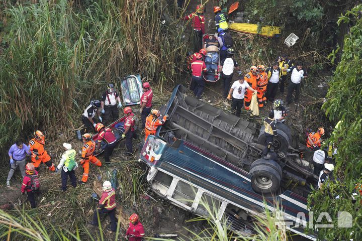 [과테말라시티=AP/뉴시스] 10일(현지 시간) 과테말라 수도 과테말라시티 외곽 버스 추락 현장에서 소방구조대가 희생자 시신을 옮기고 있다. 이날 새벽 70여 명이 탑승한 버스가 다리를 지나다가 수십 미터 아래 하천으로 추락해 지금까지 51명이 숨진 것으로 알려졌다. 2025.02.11.