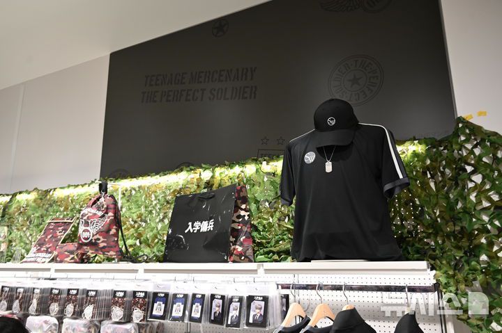 [도쿄=뉴시스] 윤정민 기자 = 일본 도쿄 라인프렌즈 스퀘어 시부야에서 운영 중인 네이버웹툰(라인망가) '입학용병' 팝업스토어 '완벽한 용병' 내부 전경. 2025.02.12. alpaca@newsis.com