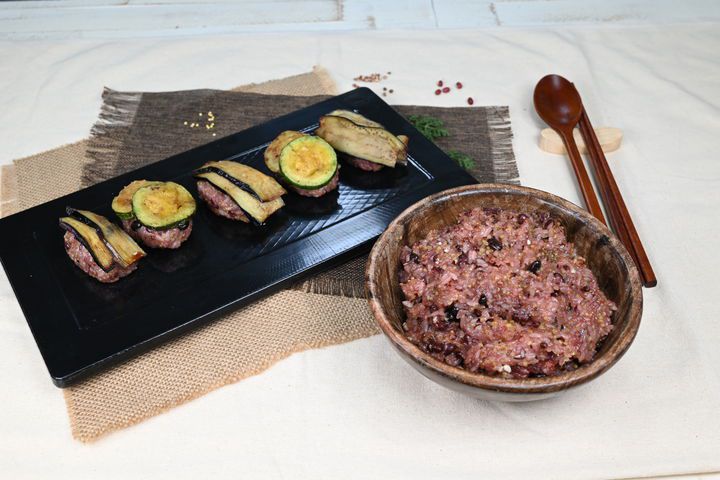 [세종=뉴시스] 농촌진흥청은 12일 정월대보름을 맞아 오곡밥과 이를 활용한 간편 요리법을 소개했다. 아울러 다섯 가지 잡곡의 건강 기능 성분도 전했다. (사진=농진청 제공) 2025.02.11. photo@newsis.com *재판매 및 DB 금지