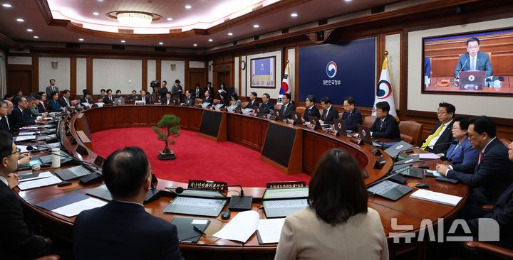 [서울=뉴시스] 최진석 기자 = 최상목 대통령 권한대행 부총리 겸 기획재정부 장관과 국무위원들이 11일 서울 종로구 정부서울청사에서 열린 국무회의에서 국기에 경례하고 있다. 2025.02.11. myjs@newsis.com