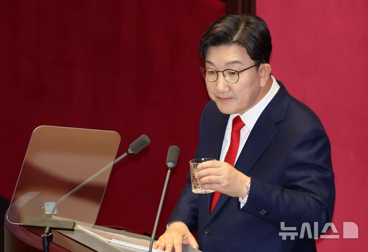 [서울=뉴시스] 조성우 기자 = 권성동 국민의힘 원내대표가 11일 오전 서울 여의도 국회에서 열린 제422회 국회(임시회) 제3차 본회의에서 교섭단체 대표연설 도중 물을 마시고 있다. 2025.02.11. xconfind@newsis.com