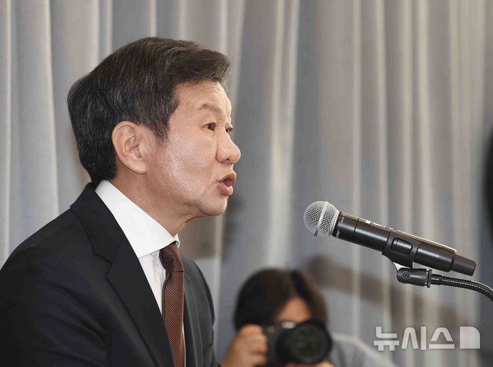 [서울=뉴시스] 김근수 기자 = 4선에 도전하는 정몽규 대한축구협회장이 11일 서울 종로구 포니정재단에서 열린 기자간담회에서 발언하고 있다. 2025.02.11. ks@newsis.com