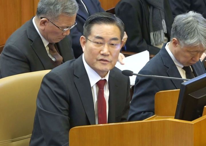 [서울=뉴시스] 신원식 국가안보실장이 11일 서울 종로구 헌법재판소에서 열린 윤석열 대통령 탄핵 심판 7차 변론기일에 증인으로 출석해 증언하고 있다. (사진=헌법재판소 웹하드 영상 캡처) 2025.02.11. photo@newsis.com *재판매 및 DB 금지