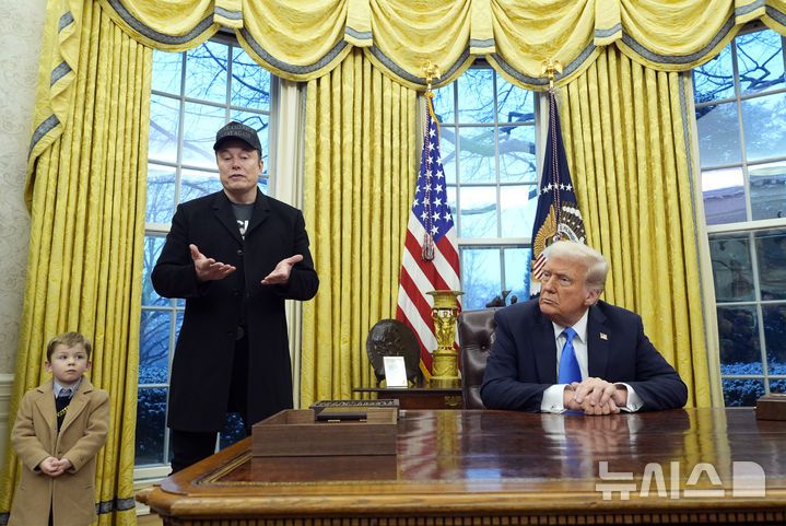 [워싱턴=AP/뉴시스] 일론 머스크가 11일(현지 시간) 워싱턴DC 백악관 대통령 집무실에서 발언하고 있다. 왼쪽은 머스크 아들 엑스 애쉬 에이 트웰브(X Æ A-Xii), 오른쪽은 도널드 트럼프 미국 대통령. 2025.02.12.