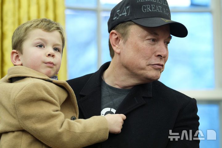 [워싱턴=AP/뉴시스] 일론 머스크가 11일(현지 시간) 워싱턴DC 백악관 대통령 집무실에서 아들 엑스 애쉬 에이 트웰브(X Æ A-Xii)를 안고 대화하고 있다. 2025.02.12.