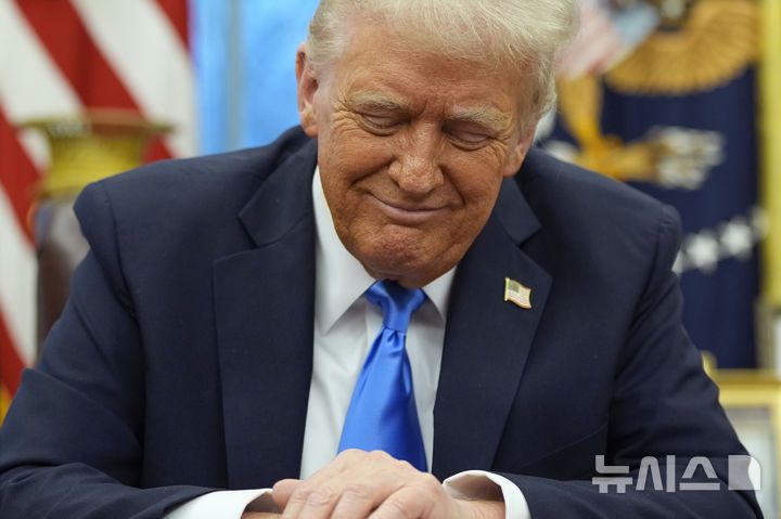 [워싱턴=AP/뉴시스] 도널드 트럼프 미국 대통령이 지난 2월11일(현지 시간) 워싱턴DC 백악관 집무실에서 일론 머스크가 발언하는 걸 들으며 미소 짓고 있다. 2025.04.26.