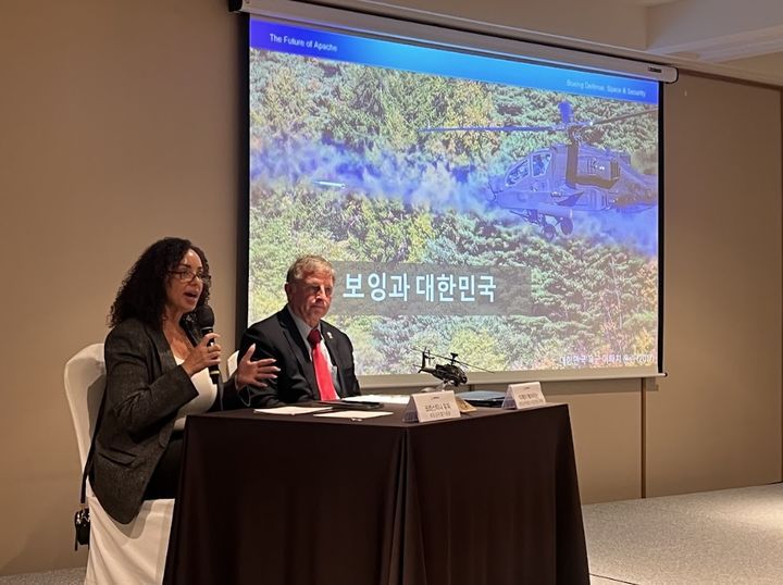 [서울=뉴시스] 보잉은 이날 오후 용산 전쟁기념관 로얄파크컨벤션에서 'AH-64 아파치의 미래' 미디어 브리핑을 열고, 아파치 미래 비전과 국내 판매계획 등을 설명했다. 왼쪽부터 크리스티나 유파 보잉 부사장, TJ 제이미슨 보잉 공격헬기 사업개발 디렉터. (사진=보잉 제공) 2025.02.12. photo@newsis.com *재판매 및 DB 금지