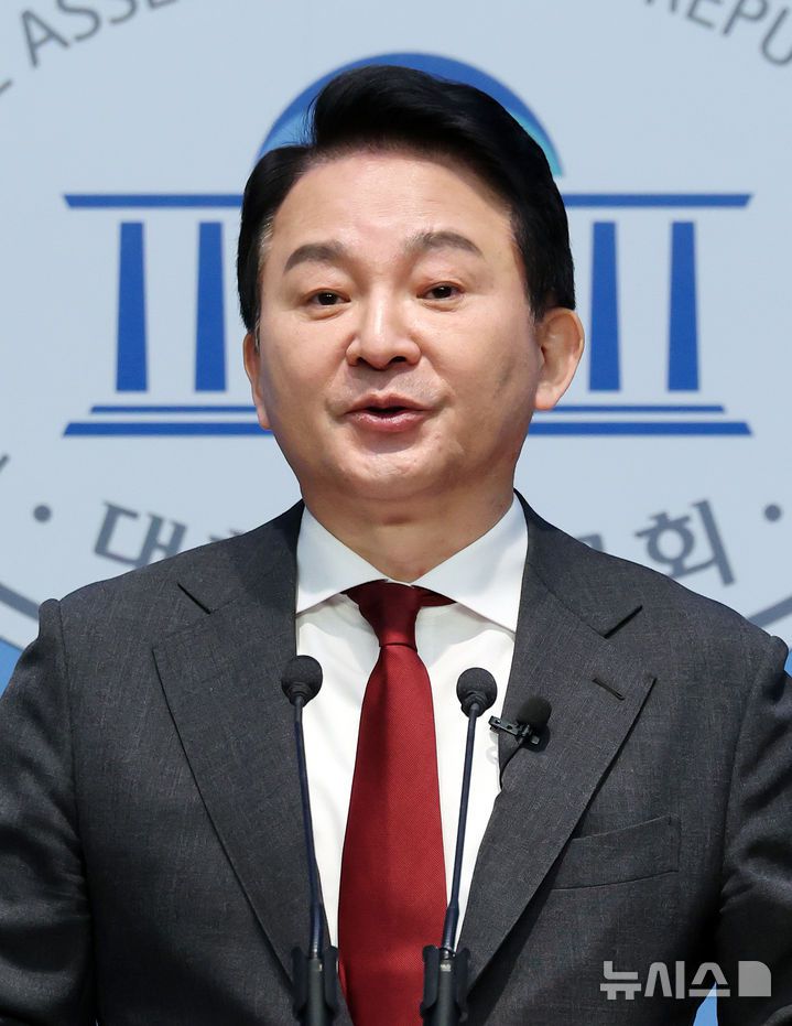 [서울=뉴시스] 조성우 기자 = 원희룡 전 국토교통부 장관이 12일 오전 서울 여의도 국회 소통관에서 윤석열 대통령 탄핵심판과 관련해 헌법재판소의 불공정성과 편향성 문제를 주장하는 기자회견을 하고 있다. 2025.02.12. xconfind@newsis.com