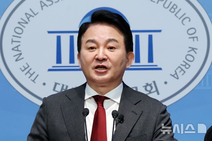 [서울=뉴시스] 원희룡 전 국토교통부 장관이 지난 2월 12일 오전 서울 여의도 국회 소통관에서 윤석열 대통령 탄핵심판과 관련해 헌법재판소의 불공정성과 편향성 문제를 주장하는 기자회견을 하고 있다. (사진=뉴시스DB). photo@newsis.com