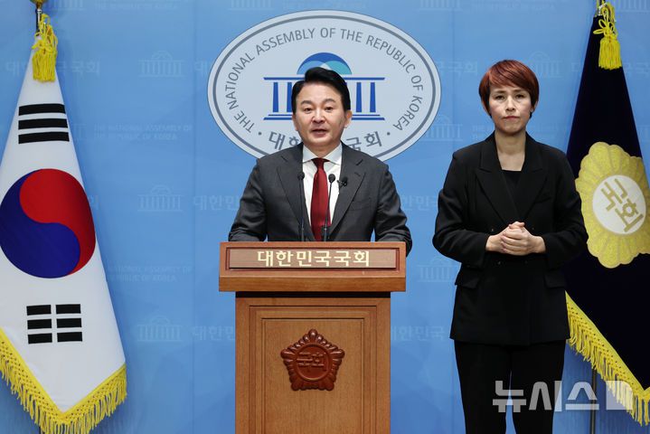 [서울=뉴시스] 조성우 기자 = 원희룡 전 국토교통부 장관이 12일 오전 서울 여의도 국회 소통관에서 윤석열 대통령 탄핵심판과 관련해 헌법재판소의 불공정성과 편향성 문제를 주장하는 기자회견을 하고 있다. 2025.02.12. xconfind@newsis.com