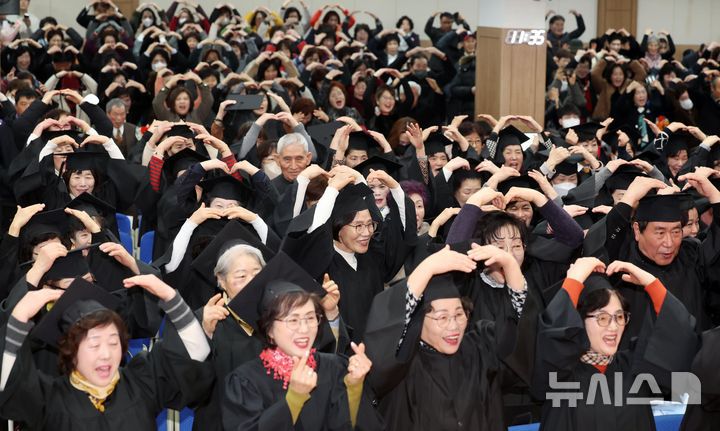 [부산=뉴시스] 하경민 기자 = 부산 부경보건고등학교와 병설 부경중학교 졸업식이 열린 12일 사하구 은항교회에서 만학도 졸업생들이 손하트를 만들며 감사인사를 하고 있다.이날 졸업식에는 배움의 끈을 놓쳤던 60~80대 늦깎이 중·고교생 412명(중학교 22회 197명, 고등학교 23회 215명)이 꿈에 그리던 졸업장을 품에 안았다. 2025.02.12. yulnetphoto@newsis.com