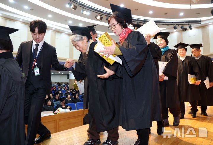 [부산=뉴시스] 하경민 기자 = 부산 부경보건고등학교와 병설 부경중학교 졸업식이 열린 12일 사하구 은항교회에서 만학도 졸업생들이 상장을 받은 뒤 무대를 내려오고 있다.이날 졸업식에는 배움의 끈을 놓쳤던 60~80대 늦깎이 중·고교생 412명(중학교 22회 197명, 고등학교 23회 215명)이 꿈에 그리던 졸업장을 품에 안았다. 2025.02.12. yulnetphoto@newsis.com