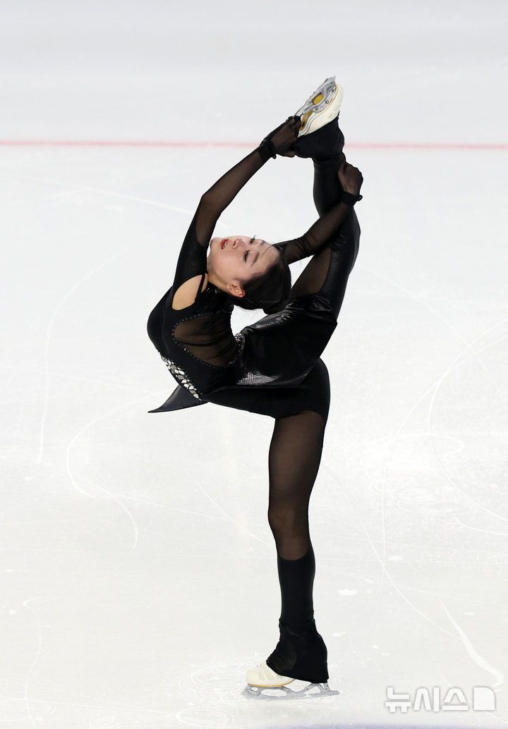 [하얼빈(중국)=뉴시스] 김선웅 기자 = 12일(현지 시간) 중국 하얼빈 헤이룽장 빙상훈련센터에서 열린 2025 하얼빈 동계 아시안게임 피겨스케이팅 여자 싱글에 출전한 김채연이 연기를 선보이고 있다. 2025.02.12. mangusta@newsis.com