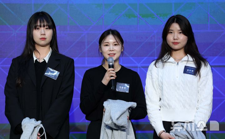 [서울=뉴시스] 고범준 기자 = 지난달 12일 서울 송파구 서울올림픽파크텔에서 열린 제36회 윤곡 김운용 대한민국 여성체육대상 시상식에서 대상 단체부문을 수상한 한국 양궁(리커브) 대표팀 임시현, 전훈영, 남수현이 소감을 말하고 있다. 2025.02.12. bjko@newsis.com