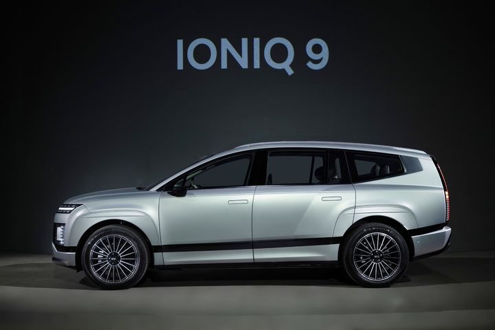 [서울=뉴시스] 현대차는 첫 전동화 플래그십 SUV 모델인 '아이오닉9'을 13일 출시한다고 밝혔다. 지난 11일 서울 광진구 그랜드워커힐 서울에서 열린 아이오닉 9 미디어 익스피리언스 행사에서 아이오닉 9가 공개되고 있다.아이오닉 9은 E-GMP 기반의 대형 전동화 SUV로 동급 최고 수준의 실내 공간을 갖췄으며 110.3kWh 배터리를 탑재해 현대차 전기차 라인업 중 가장 긴 532km의 1회 충전 주행거리를 달성했다. (사진=현대차 제공) 2025.02.13. photo@newsis.com *재판매 및 DB 금지