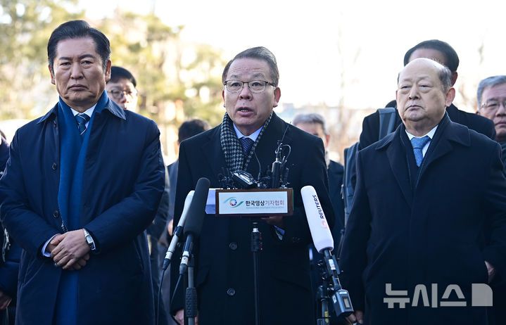 [서울=뉴시스] 사진공동취재단 = 국회 측 탄핵소추대리인단 공동대표인 김이수 전 헌법재판소장이 13일 오전 서울 종로구 헌법재판소에서 열리는 윤석열 대통령 탄핵 심판 8차 변론기일에 출석하며 입장을 밝히고 있다. 2025.02.13. photo@newsis.com