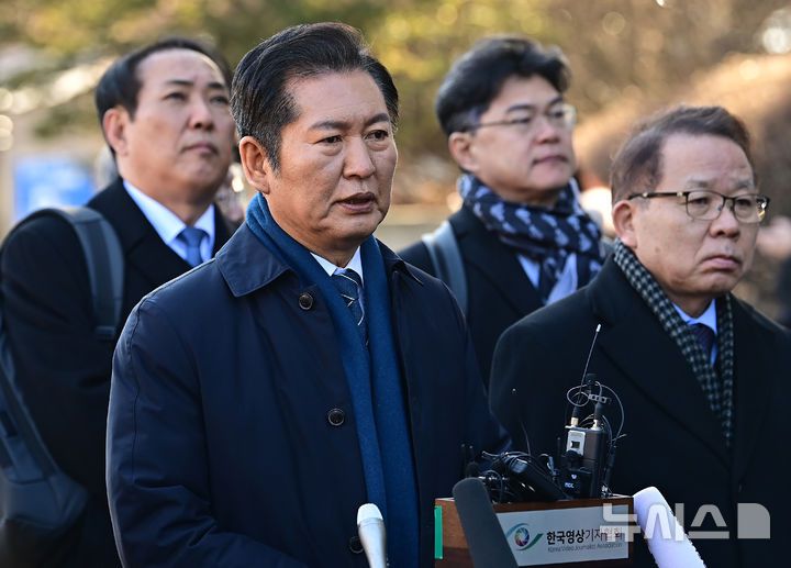 [서울=뉴시스] 사진공동취재단 = 정청래 국회 탄핵소추위원장이 13일 오전 서울 종로구 헌법재판소에서 열리는 윤석열 대통령 탄핵 심판 8차 변론기일에 출석하며 입장을 밝히고 있다. 2025.02.13. photo@newsis.com