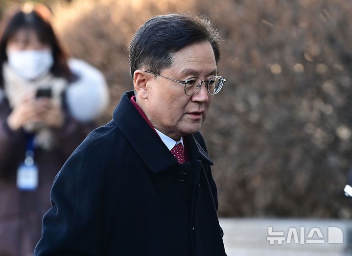 [서울=뉴시스] 사진공동취재단 = 윤석열 대통령 측 변호인인 윤갑근 변호사가 13일 오전 서울 종로구 헌법재판소에서 열리는 윤석열 대통령 탄핵 심판 8차 변론기일에 출석하고 있다. 2025.02.13. photo@newsis.com