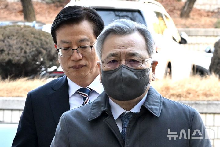 [서울=뉴시스] 정병혁 기자 = 대장동 개발 관련 민간사업자들로부터 청탁 대가 금품을 받은 혐의로 재판에 넘겨진 박영수 전 특별검사가 13일 서울 서초구 서울중앙지방법원에서 열린 1심 선고 재판에 출석하고 있다. (공동취재) 2025.02.13. photo@newsis.com