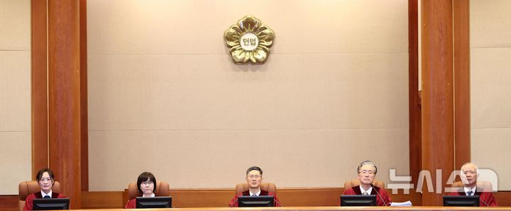 [서울=뉴시스] 사진공동취재단 = 문형배 헌법재판소장 권한대행과 재판관들이 13일 서울 종로구 헌법재판소에서 열린 '윤석열 대통령 탄핵심판 8차 변론'에 입장해 자리하고 있다. 2025.02.13. photo@newsis.com