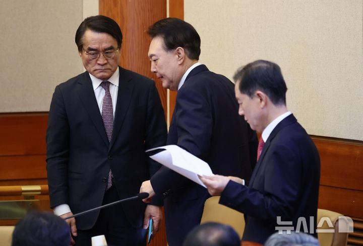 [서울=뉴시스] 사진공동취재단 = 윤석열 대통령이 13일 서울 종로구 헌법재판소에서 열린 '윤석열 대통령 탄핵심판 8차 변론'에 출석하고 있다. 2025.02.13. photo@newsis.com