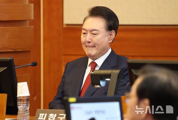[서울=뉴시스] 사진공동취재단 = 윤석열 대통령이 13일 서울 종로구 헌법재판소에서 열린 탄핵심판 8차 변론에 출석해 있다. 2025.02.13. photo@newsis.com