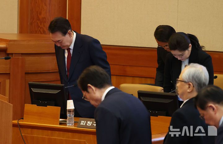 [서울=뉴시스] 사진공동취재단 = 윤석열 대통령이 13일 서울 종로구 헌법재판소에서 열리는 탄핵심판 8차 변론에 출석해 헌법재판관들에 인사하고 있다. 2025.02.13. photo@newsis.com