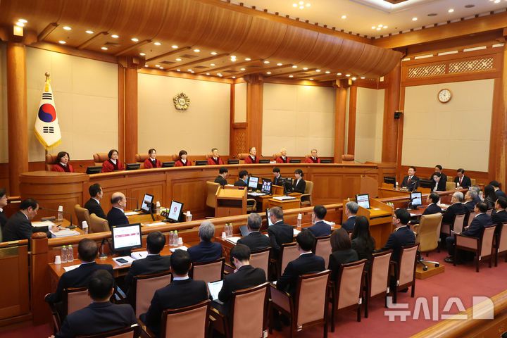 [서울=뉴시스] 사진공동취재단 = 13일 서울 종로구 헌법재판소에서 윤석열 대통령 탄핵심판 8차 변론이 열리고 있다. 2025.02.13. photo@newsis.com