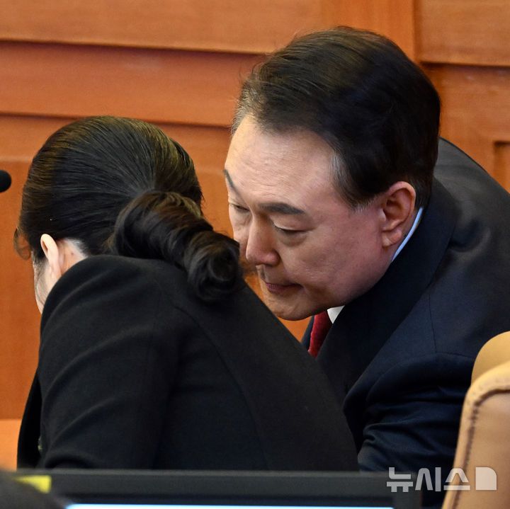 [서울=뉴시스] 사진공동취재단 = 윤석열 대통령이 13일 서울 종로구 헌법재판소에서 열린 윤석열 대통령 탄핵심판 8차 변론에 출석해 변호인과 대화하고 있다. 2025.02.13. photo@newsis.com