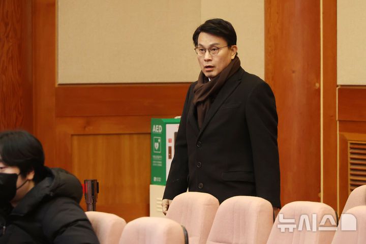 [서울=뉴시스] 사진공동취재단 = 윤상현 국민의힘 의원이 13일 오전 서울 종로구 헌법재판소에서 열리는 윤석열 대통령 탄핵심판 8차 변론을 방청하기 위해 입장하고 있다. 2025.02.13. photo@newsis.com