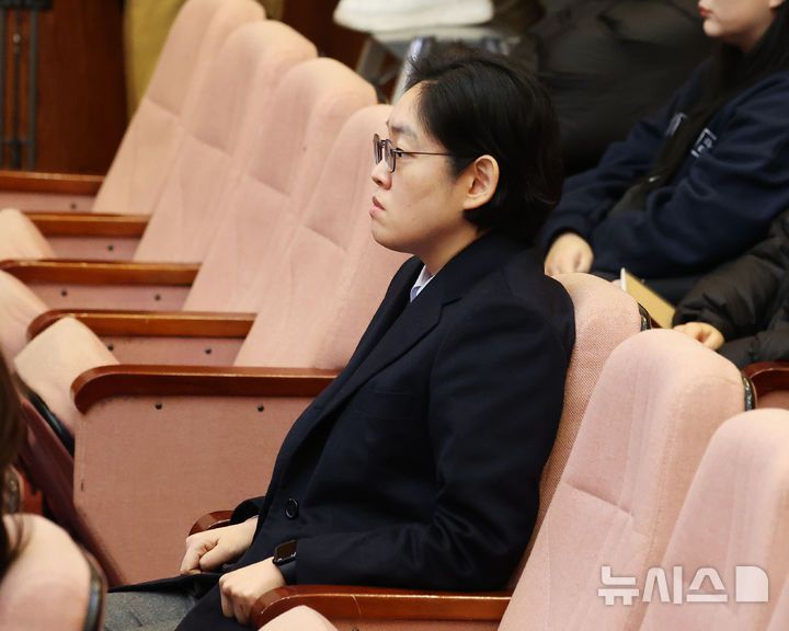 [서울=뉴시스] 사진공동취재단 = 조지연 국민의힘 의원 13일 오전 서울 종로구 헌법재판소에서 열리는 윤석열 대통령 탄핵심판 8차 변론을 방청하기 위해 자리해 있다. 2025.02.13. photo@newsis.com