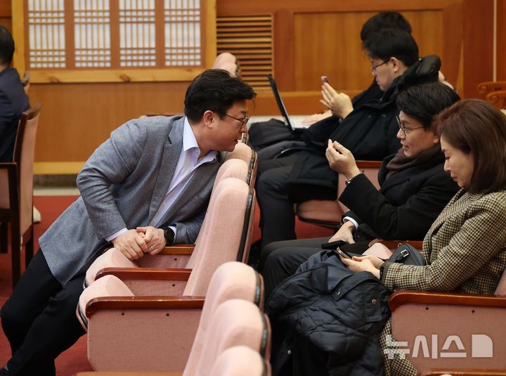 [서울=뉴시스] 사진공동취재단 = 국민의힘 강명구·윤상현·김민전 의원 13일 오전 서울 종로구 헌법재판소에서 열리는 윤석열 대통령 탄핵심판 8차 변론을 방청하기 위해 자리해 있다. 2025.02.13. photo@newsis.com