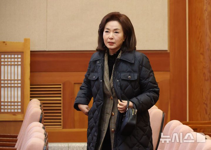 [서울=뉴시스] 사진공동취재단 = 김민전 국민의힘 의원이 13일 오전 서울 종로구 헌법재판소에서 열리는 윤석열 대통령 탄핵심판 8차 변론을 방청하기 위해 입장하고 있다. 2025.02.13. photo@newsis.com