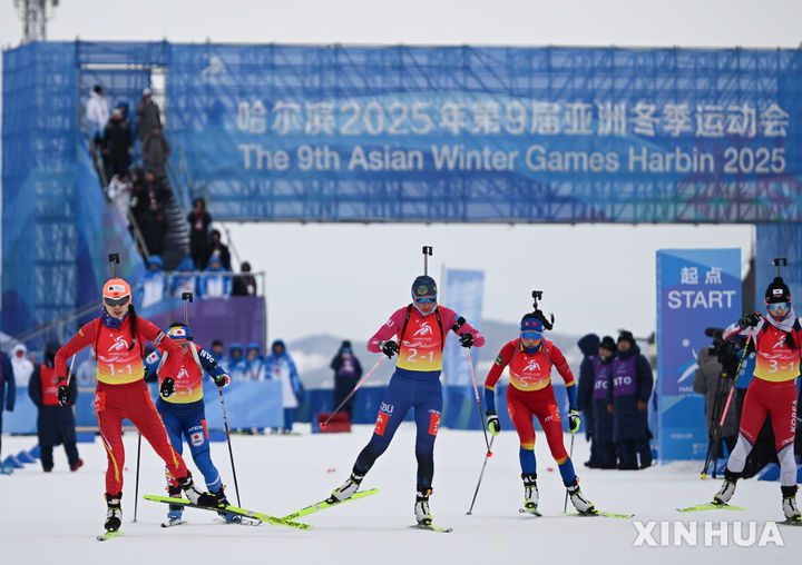 [야부리=신화/뉴시스] 고은정(오른쪽)이 13일(현지 시간) 중국 헤이룽장성 야부리 스키리조트에서 열린 2025 하얼빈 동계아시안게임 바이애슬론 여자 4x6㎞ 계주 경기를 펼치고 있다. 고은정, 예카테리나 아바쿠모바, 정주미, 아베 마리야가 출전한 한국은 1시간29분27초3의 기록으로 은메달을 목에 걸었다. 2025.02.13.