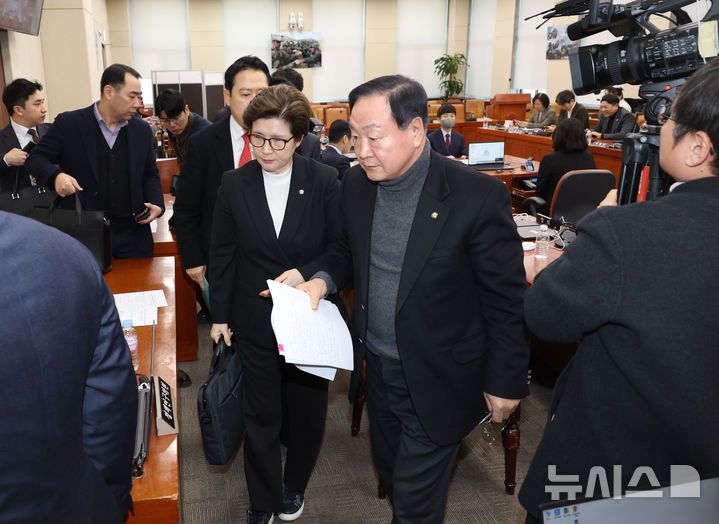 [서울=뉴시스] 고승민 기자 = 13일 서울 여의도 국회에서 열린 제422회 국회(임시회) 윤석열 정부의 비상계엄 선포를 통한 내란혐의 진상규명 국정조사 특별위원회 제8차 전체회의에서 한기호 국민의힘 간사 등 여당 의원들이 김현태 증인 채택 불가가 예상되자 집단 퇴장하고 있다. 2025.02.13. kkssmm99@newsis.com