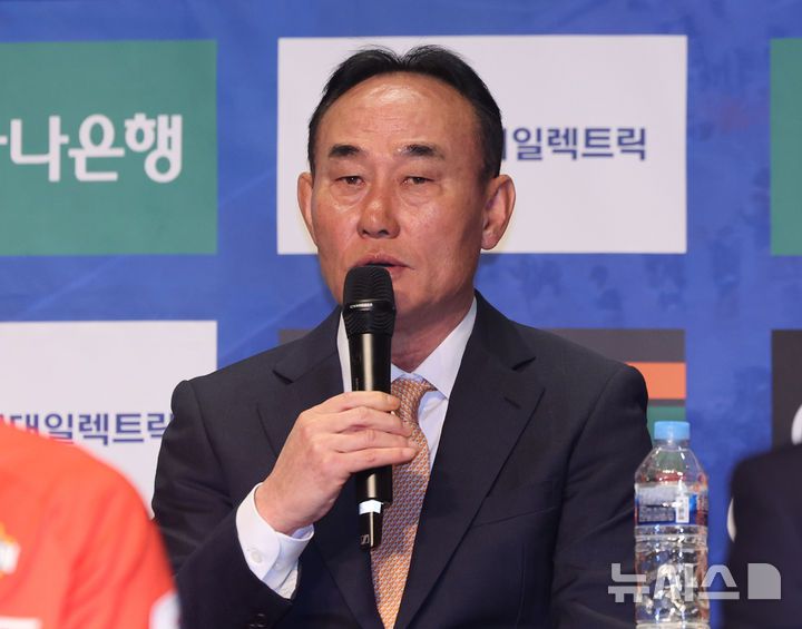 [서울=뉴시스] 김금보 기자 = 13일 서울 서대문구 스위스그랜드호텔에서 열린 'K리그1 2025 개막 미디어데이'에서 제주 SK 김학범 감독이 포부를 밝히고 있다. 2025.02.13. kgb@newsis.com