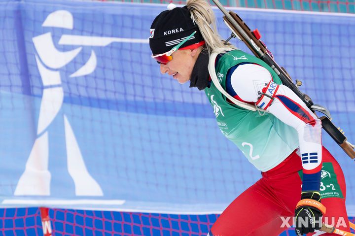 [야부리=신화/뉴시스] 예카테리나 아바쿠모가 13일(현지 시간) 중국 헤이룽장성 야부리 스키리조트에서 열린 2025 하얼빈 동계아시안게임 바이애슬론 여자 4x6㎞ 계주 경기를 펼치고 있다. 고은정, 예카테리나 아바쿠모바, 정주미, 아베 마리야가 출전한 한국은 1시간29분27초3의 기록으로 은메달을 목에 걸었다. 2025.02.13.