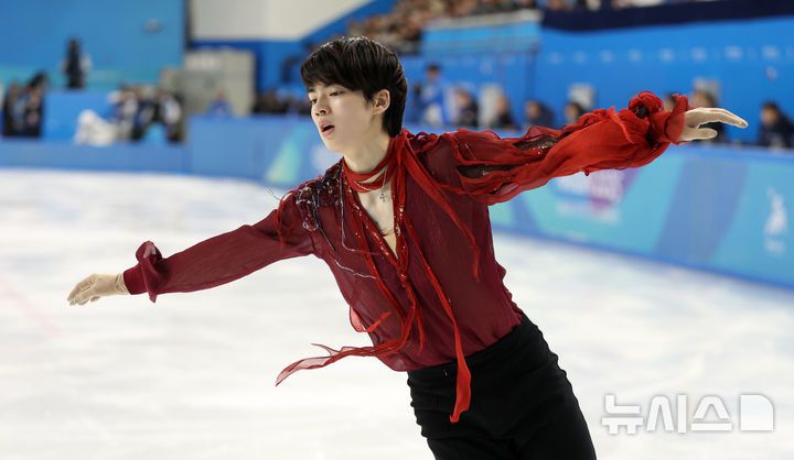 [하얼빈(중국)=뉴시스] 김선웅 기자 = 13일(현지 시간) 중국 하얼빈 헤이룽장 빙상훈련센터에서 열린 2025 하얼빈 동계 아시안게임 피겨스케이팅 남자 싱글 프리에 출전한 차준환이 연기를 선보이고 있다. 2025.02.13. mangusta@newsis.com
