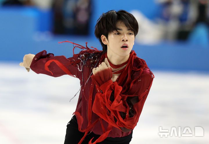 [하얼빈(중국)=뉴시스] 김선웅 기자 = 13일(현지 시간) 중국 하얼빈 헤이룽장 빙상훈련센터에서 열린 2025 하얼빈 동계 아시안게임 피겨스케이팅 남자 싱글 프리에 출전한 차준환이 연기를 선보이고 있다. 2025.02.13. mangusta@newsis.com