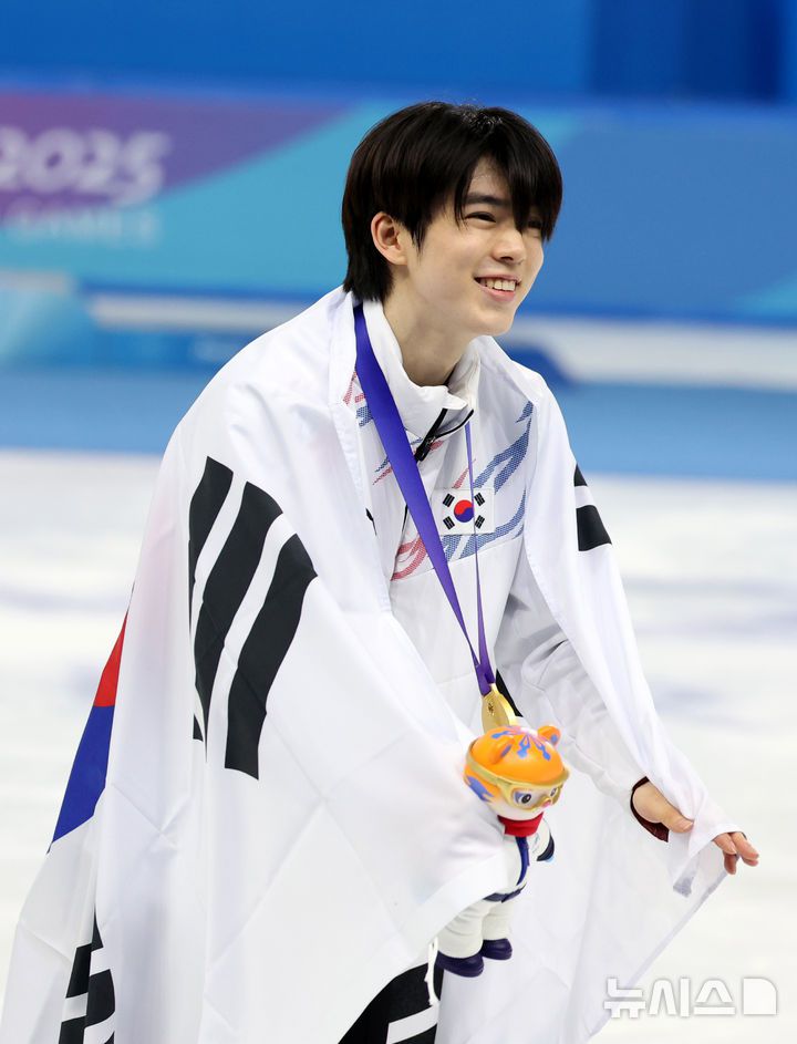 [하얼빈(중국)=뉴시스] 김선웅 기자 = 13일(현지 시간) 중국 하얼빈 헤이룽장 빙상훈련센터에서 열린 2025 하얼빈 동계 아시안게임 피겨스케이팅 남자 싱글 시상식에서 금메달을 수상한 차준환이 태극기 세레머니를 하고 있다. 2025.02.13. mangusta@newsis.com