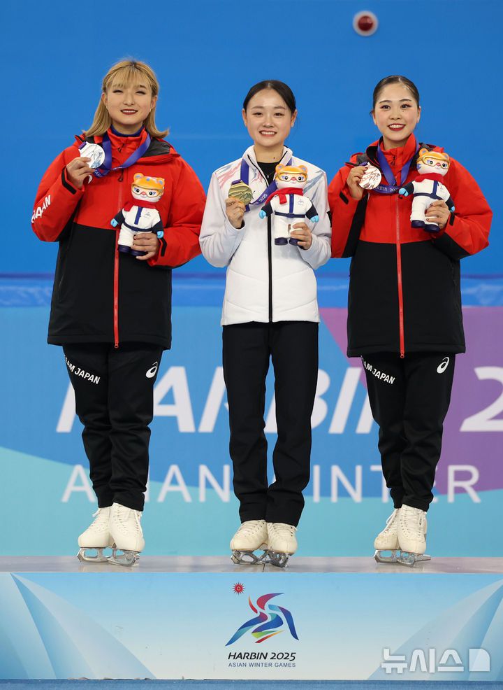 [하얼빈(중국)=뉴시스] 김선웅 기자 = 13일(현지 시간) 중국 하얼빈 헤이룽장 빙상훈련센터에서 열린 2025 하얼빈 동계 아시안게임 피겨스케이팅 여자 싱글 시상식에서 김채연이 금메달을 수상하고 있다.. 2025.02.13. mangusta@newsis.com